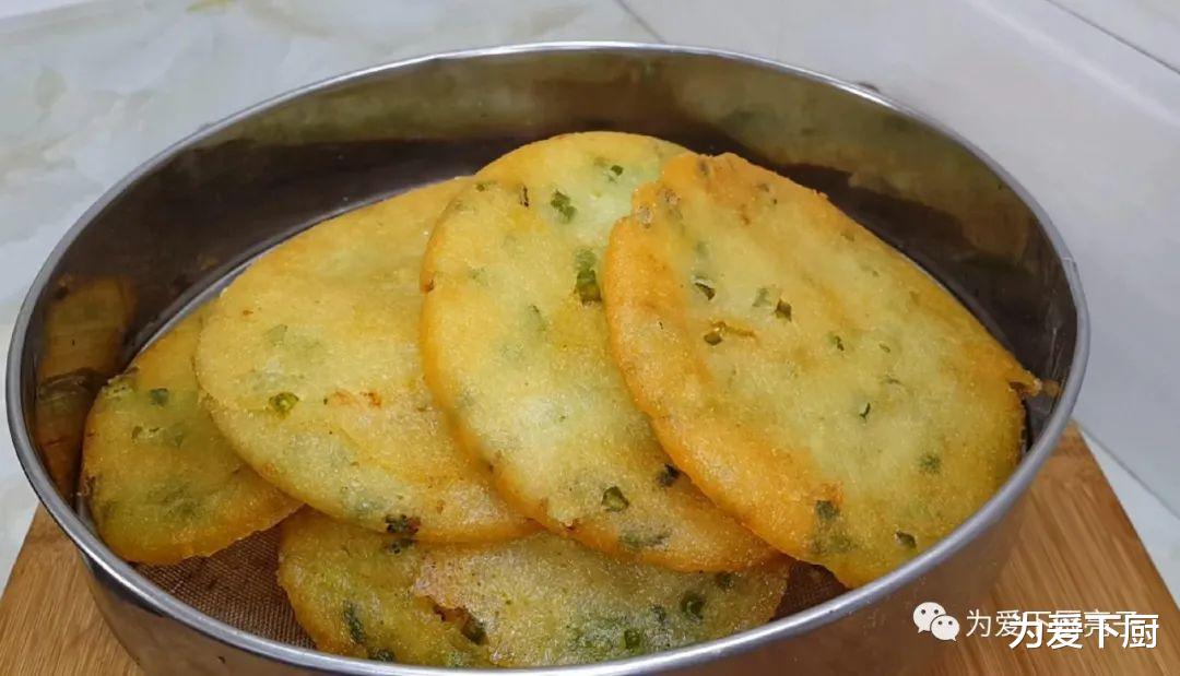 「大米」大米又出新吃法，撒1把葱花，教你做特色油炸饼，比鸡蛋饼还好吃