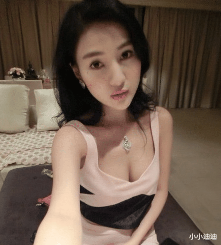 郭美美|郭美美大方公开与男友的接吻照，自曝每天都被他宠爱着，还要买豪车