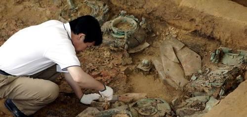 古墓：大雨冲出2000多年古墓，一只“千岁”龟爬出，专家：你吓到我了