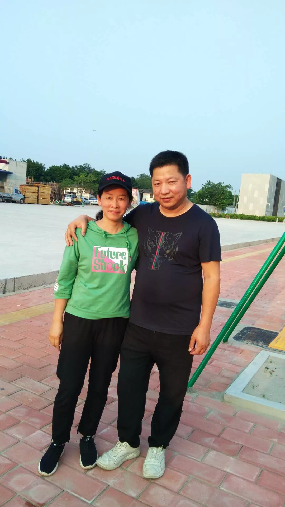 ?天天正能量官方|“求求你们…我全身发麻…”中年男子街头绝望哭喊，下一幕，见证人心冷暖！