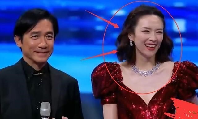 赵丽颖|赵丽颖即兴表演秀演技，谁留意到章子怡的表情？太真实了