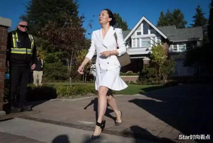 #孟晚舟#华为老总大女儿戴脚铐也潇洒！48岁穿衣颇有魅力，心态好不卑不亢