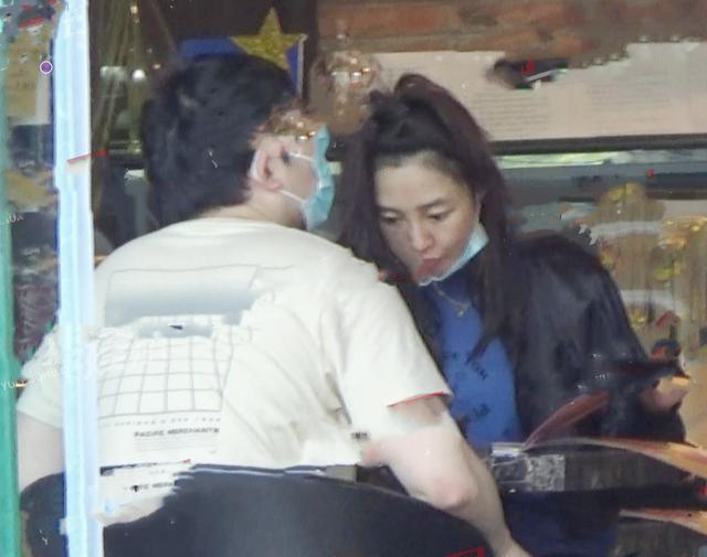 『白百何』白百何素颜现身获神秘男陪伴!穿着宽松肚子圆鼓?中指戒指太抢镜