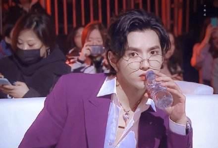 梁静茹@限籍令下，张铁林斯琴高娃接连翻车后，梁静茹捐款重视疫情却被赞