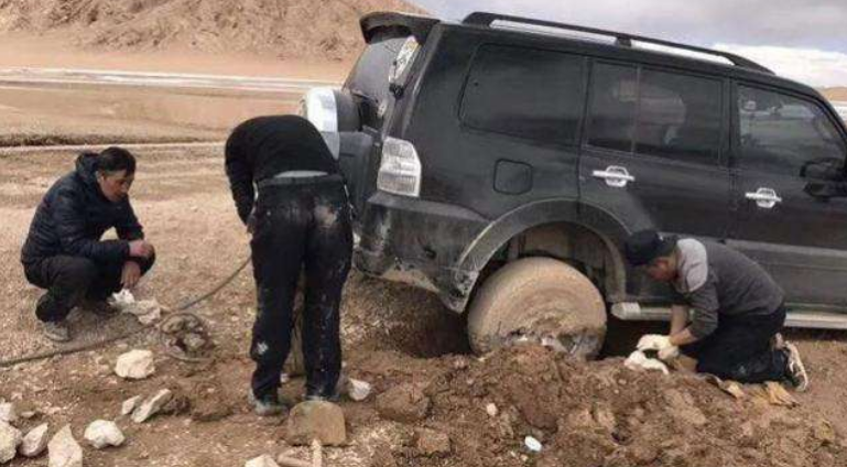 川藏公路|川藏线被遗弃的豪车为啥没人敢捡？当地人：捡过一次，后悔到现在