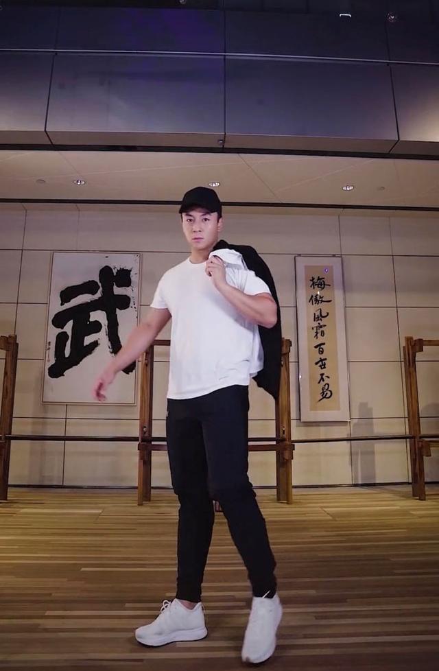 释小龙|释小龙现身，曾经的童星帅成“玻尿酸男神”，肌肉明显荷尔蒙爆棚