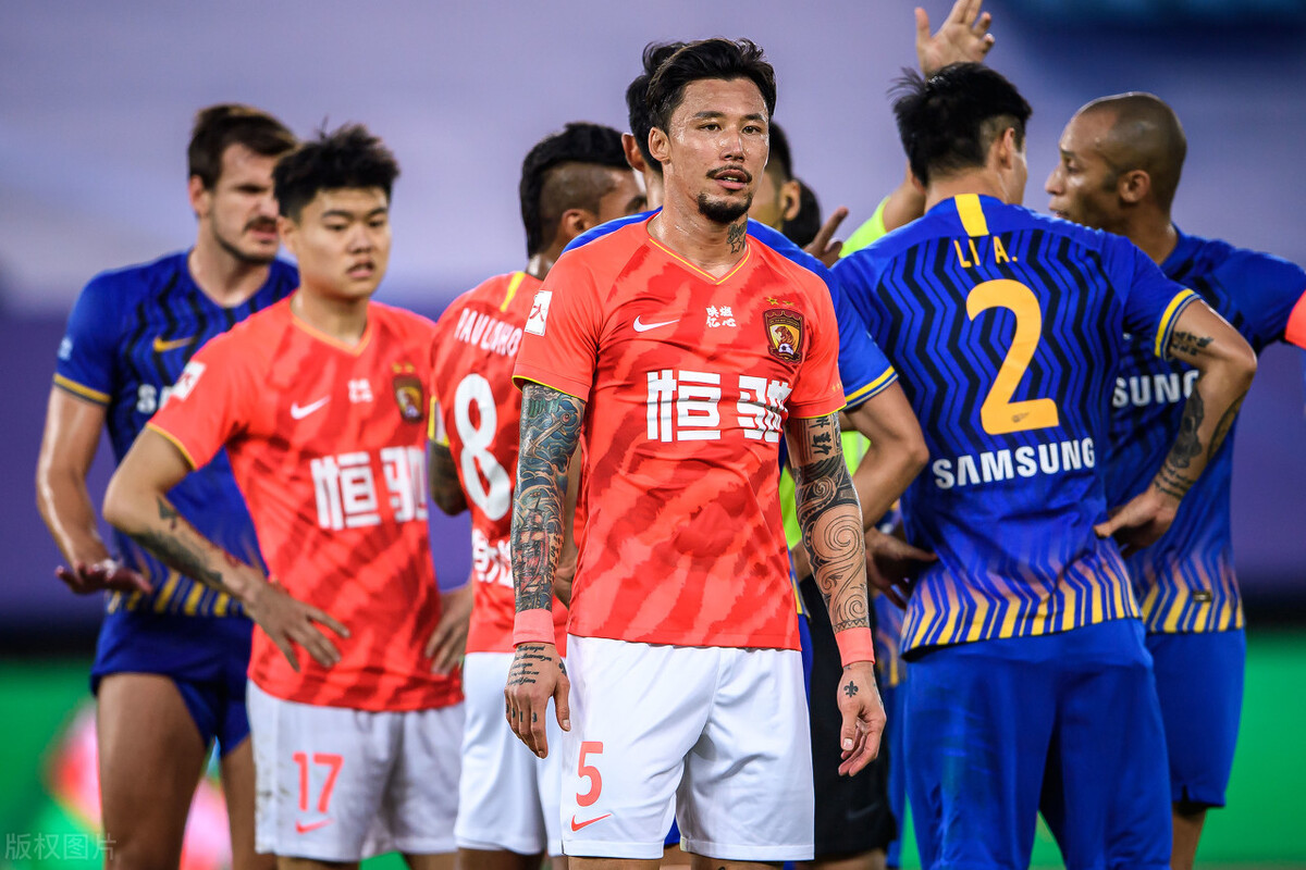 广州恒大|2-1险胜苏宁后，恒大聊天群炸锅了，艾克森道出球鞋上的秘密