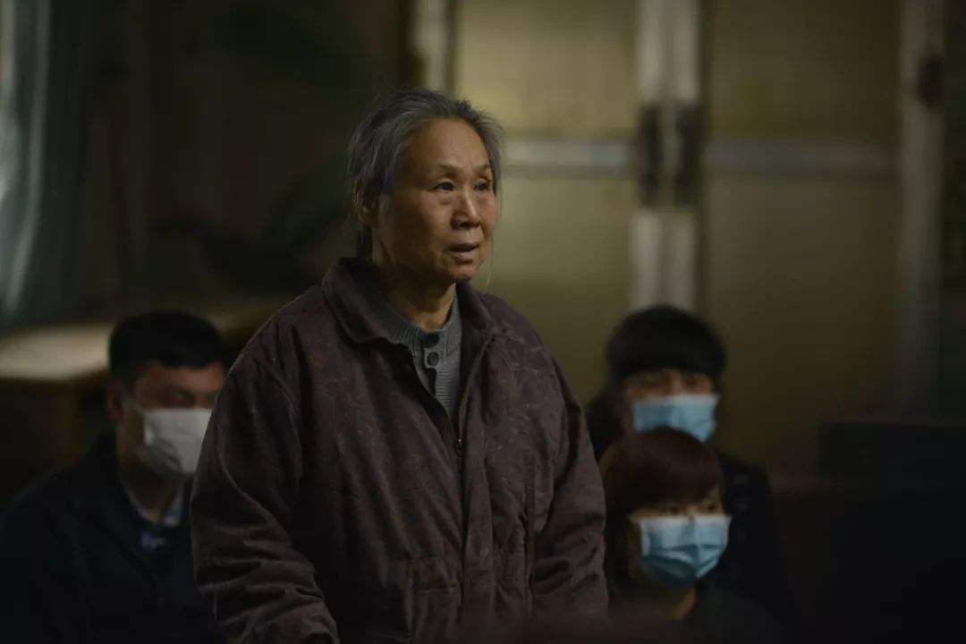 「演艺圈」62岁被儿子带进演艺圈，两部电影票房超85亿，如今比儿子还红