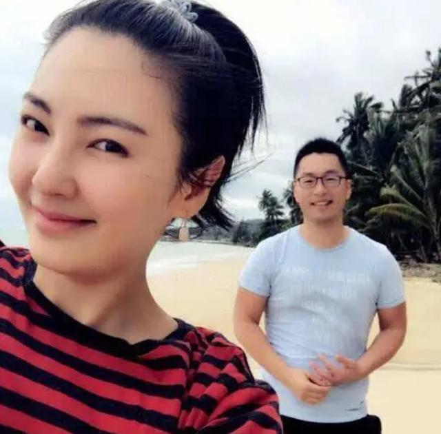 |带你看看张雨绮的家，客厅背景墙做成鞋柜，鞋子从地上排到天花板