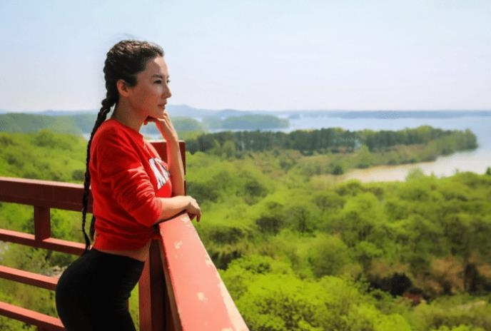 「赵雅芝」她才是名副其实的“冻龄女神”，甩赵雅芝几条街，儿子称她为“老妖精”