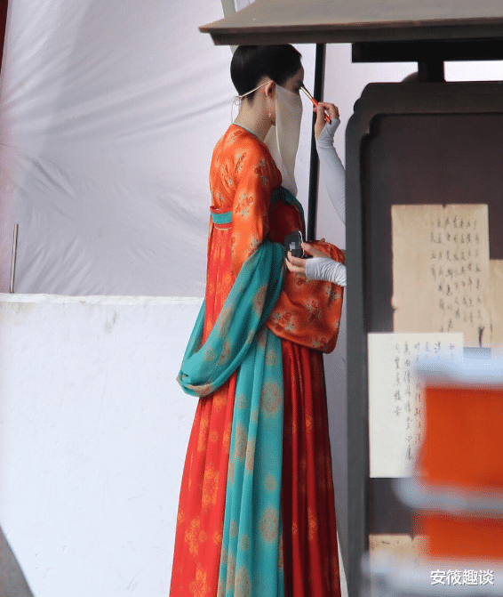 [古力娜扎]古力娜扎新剧片场，男主角盯的位置引热议，男人都是“视觉动物”