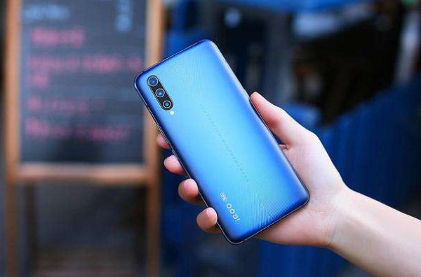 vivo@vivo第一款5G手机清仓，价格跳水900元，40W快充+跑车元素