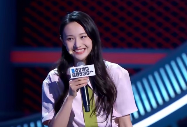 郑爽|郑爽是“照骗”？脱口秀大会被无美颜镜头怼脸，没想到五官这样