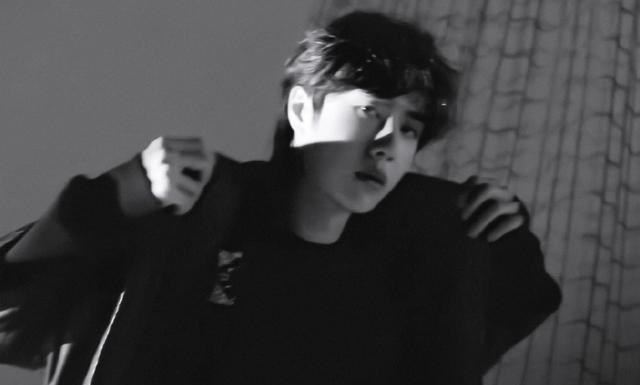 「王一博」王一博连轴转，下戏后赶行程饿肚子拍广告，拍摄完毕吃光剩下道具