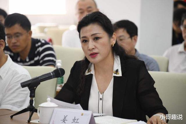 『汕头大学』我国大学最美女校长,22岁时就任教211,如今与李嘉诚合照是常事