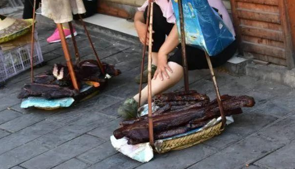 『腊肉』大娘挑扁担卖“它”，80元一根，以为是腊肠，看清后直接全包了