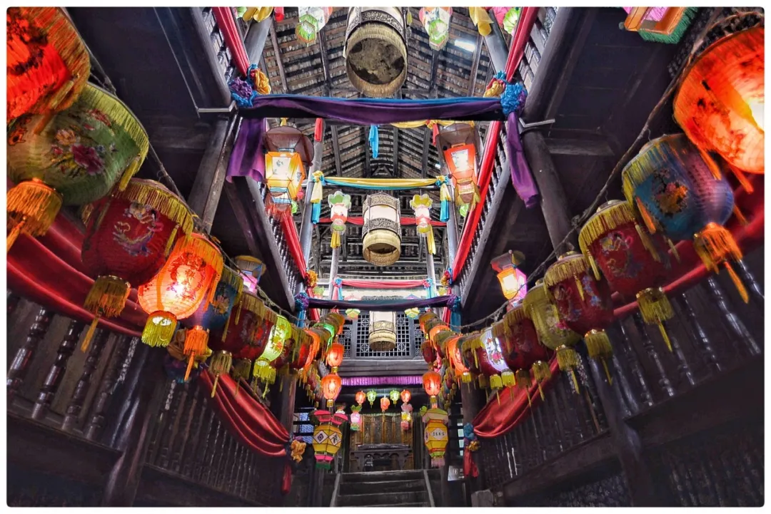 古镇|中国最传奇古镇,一代枭雄的前世今生:一脚踏三省,来了就不想离开!