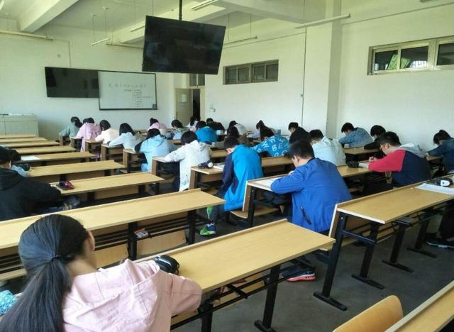 大学|大学很容易挂科的5个专业，期末考试压力大，学生表示太难了
