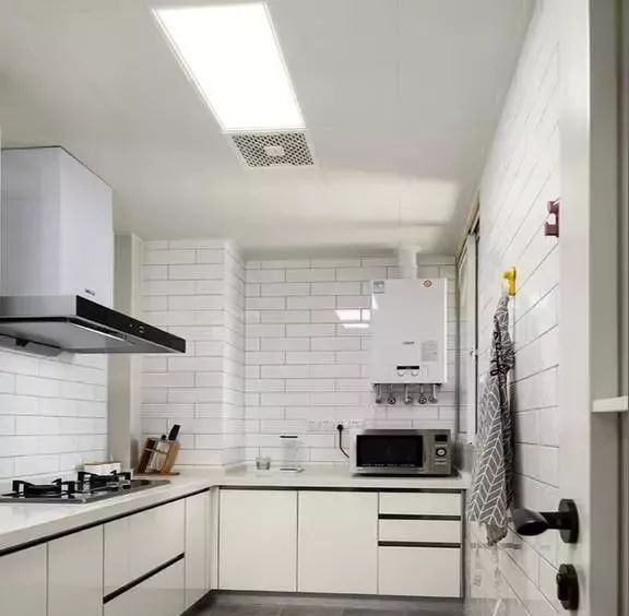 |越来越多人厨房都不装吊柜了，现在流行这样装，效果真是棒！