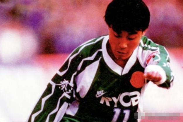 高峰|父亲是国足名将，吸毒被捕入狱，母亲是那英，15岁的他如今怎样了