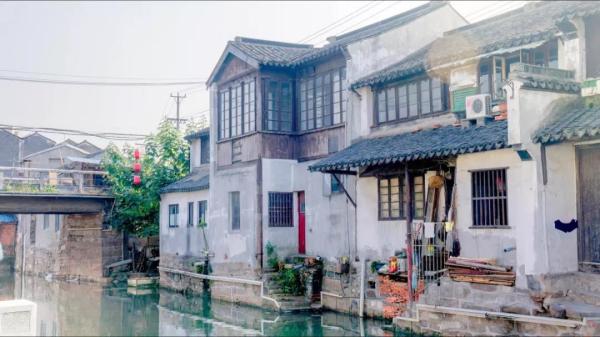 58岁的穷大叔，将47㎡危房，改造成江南豪宅，完工后，让人羡慕