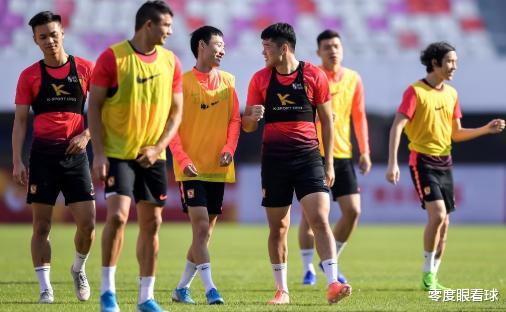「广州恒大」恒大四战深圳佳兆业首发11人浮出水面：四大归化球员领衔中轴线，新队长坐镇中场