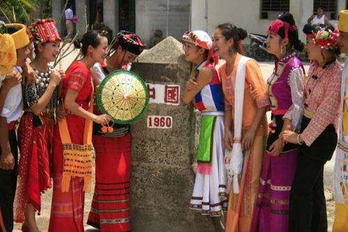 #翡翠#新婚夫妻云游瑞丽，用彩礼8万买下一块翡翠赌料，切开后两人呆了