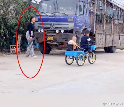 謝孟偉回老傢，3歲兒子騎三輪車顯淘氣，嬌妻打扮樸素“入鄉隨俗”-圖6