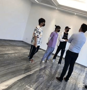 王思聪|王思聪凌晨酒吧蹦迪，神秘女疑甜仇相伴左右，分手3月又复合？