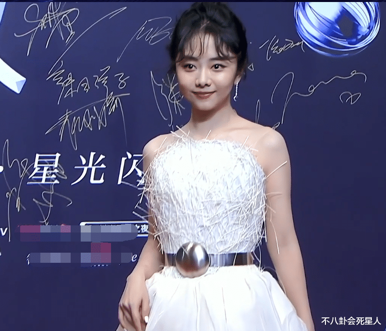 关晓彤|星动红毯比美：赵露思单薄性感，欧阳娜娜胖出赘肉，关晓彤逆袭