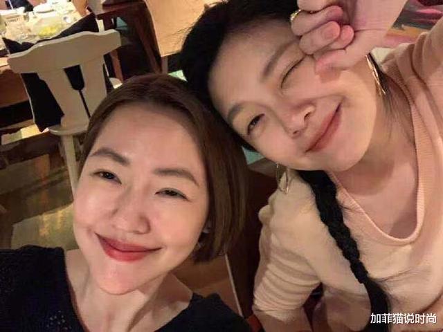 关晓彤|大S这是经历了啥？穿条纹衬衫难掩富态，换短发终于相信她44岁了