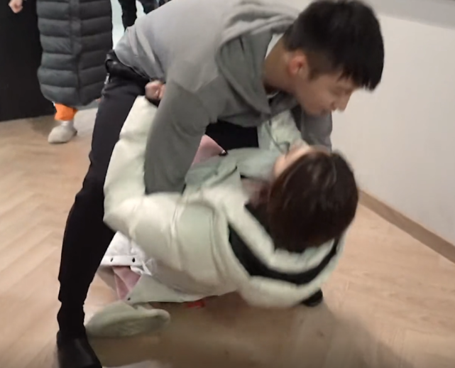 『迪丽热巴』迪丽热巴黄景瑜演练摔倒的戏，有谁注意热巴的手势？这才叫分寸感