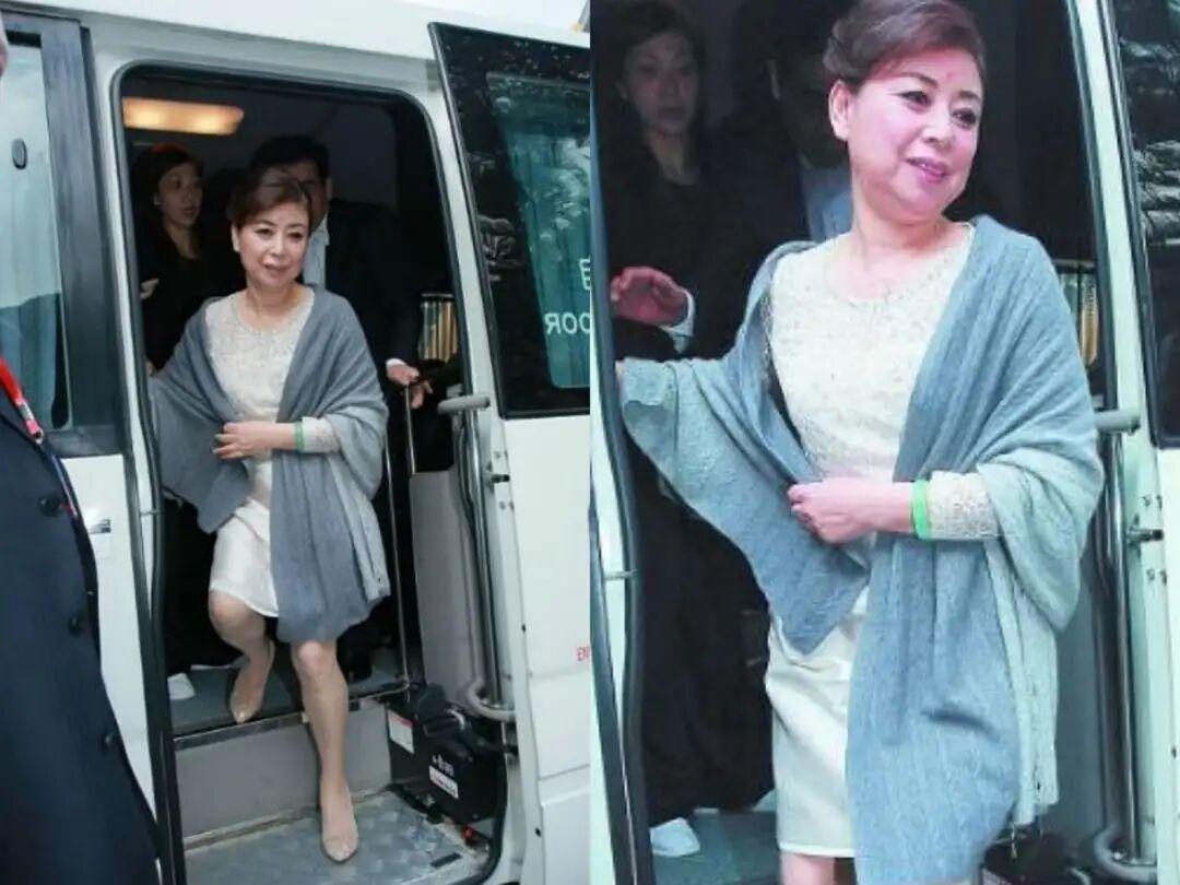 郭晶晶|郭晶晶妈妈是隐形美女!和亲家母同框,一头银发真抢镜