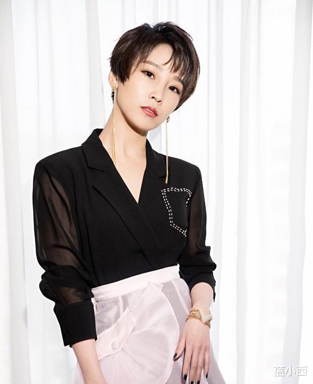 [空气刘海]谢楠真给吴京“长脸”，穿黑色上衣配纱裙，标志性短发太有质感
