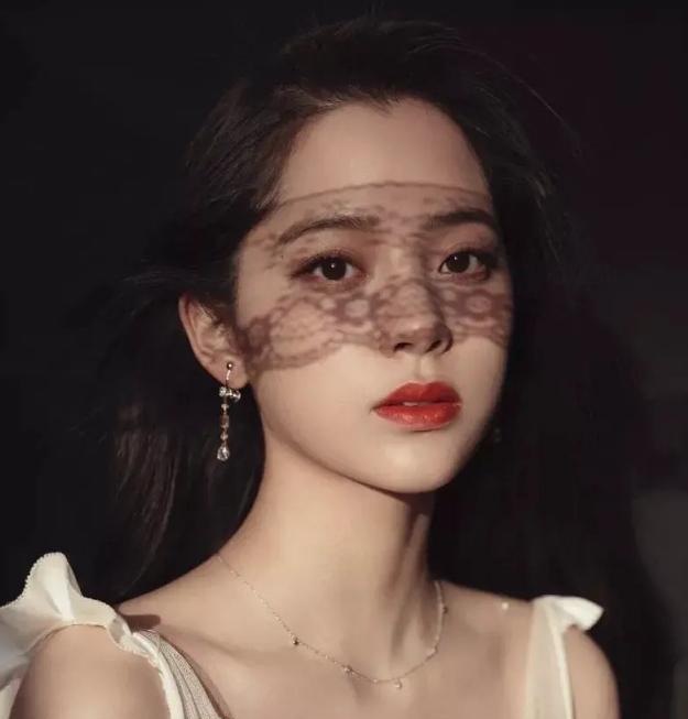 [欧阳娜娜]欧阳娜娜长大了，穿纱裙晚礼服，侧身的那一刻，全网男粉疯狂了