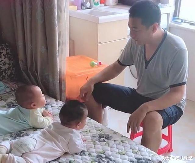 睡眠|“领导爸爸”走红,给两个宝宝开总结大会,网友:有模有样