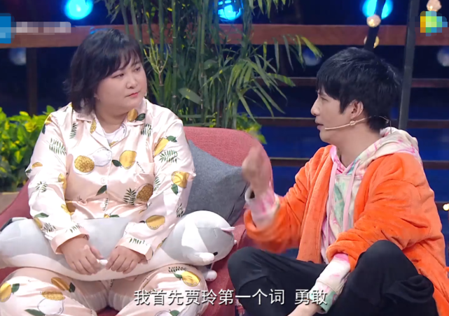 「关晓彤」王牌统一穿睡衣配拖鞋,谁注意关晓彤的穿法?这才是女星的体面