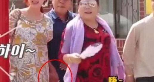咸素媛|43岁儿媳和59岁公公十指紧扣,24岁老公神情落寞跟在一旁