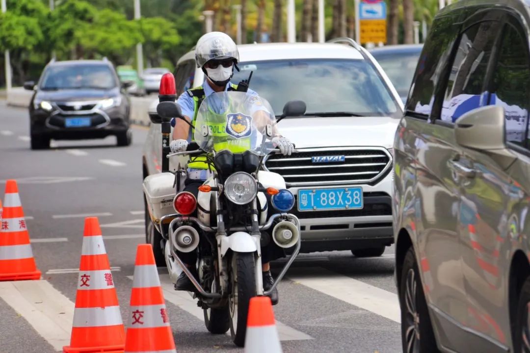 「德阳」网友举报：鲁N面包车珠海大道逼停奥迪还动手拍车窗！调查结果反转！