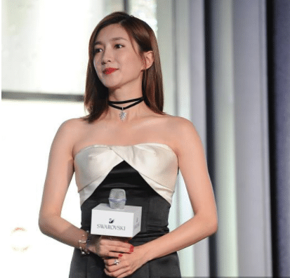 【江疏影】江疏影自称“全班最丑”,当看到大学合照后,网友:神仙班级