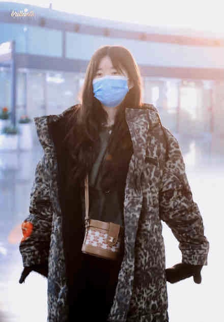 立志做平民窟的艺术家 赵露思身穿豹纹大衣带上口罩被网友认成虞书欣