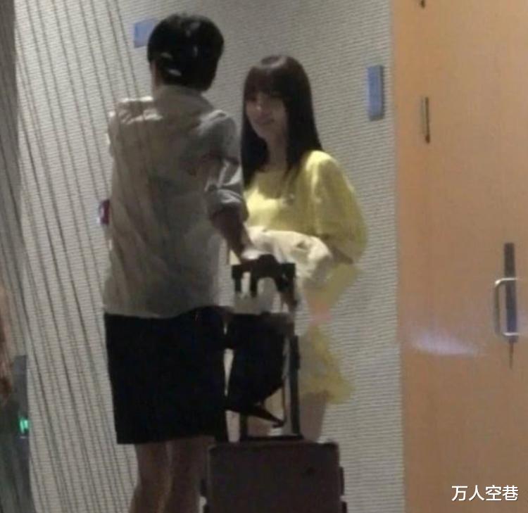 【贾乃亮】贾乃亮再度现身李小璐住所，“手里拉着的箱子”亮了，要复合了吗？