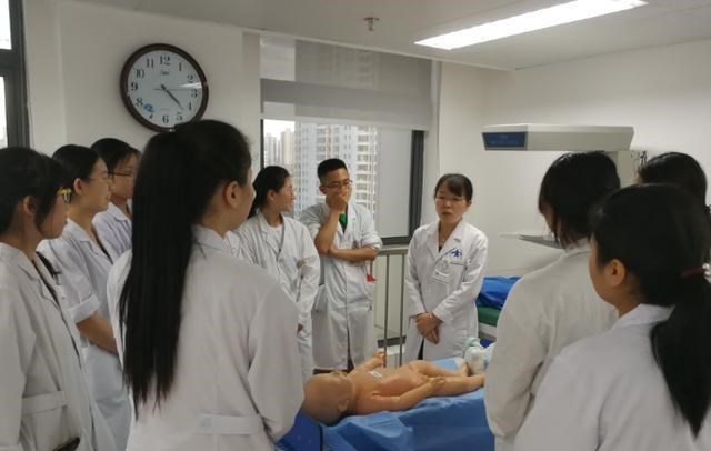 大学|医学类最好的2个大学专业，毕业后医院抢着要人，就业非常吃香