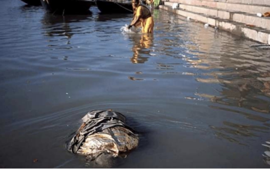 印度|印度人想把“圣水”卖到中国，每瓶标价五元等着被抢空，现在怎样
