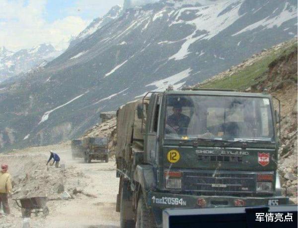 『印度』印撤走边民，制高点架起机枪，三大王牌师一线增兵，主力装备聚集