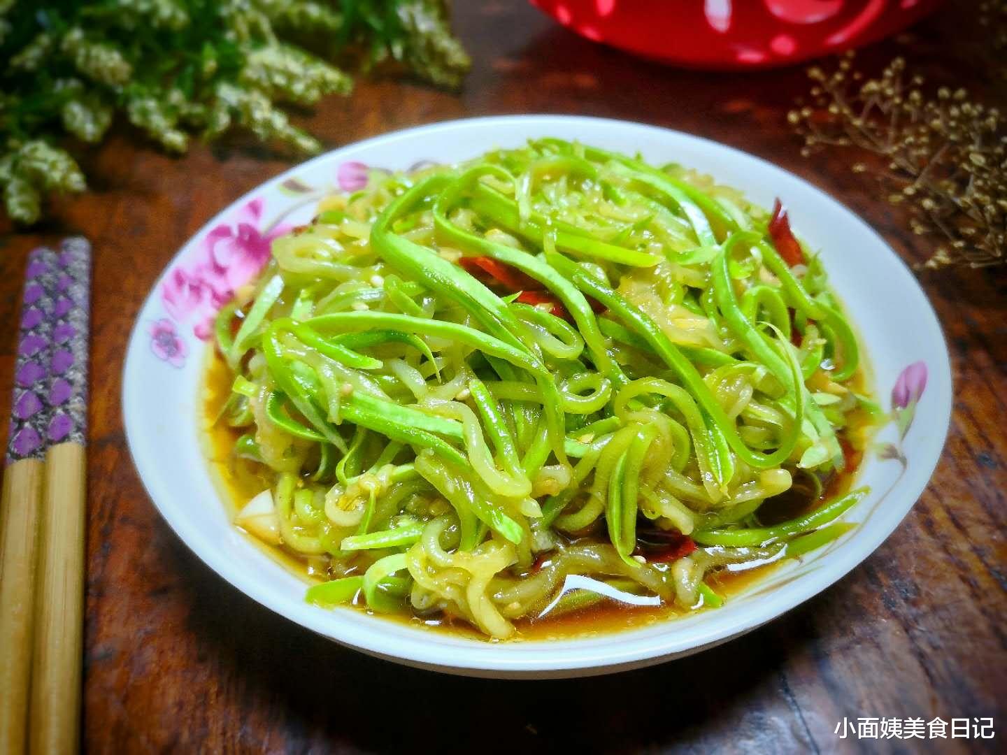 西葫芦|秋天吃这菜正当季,一斤2块钱,洗洗拌拌就能吃,女人常吃皮肤好