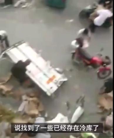 话晴空|货车被追尾，村民骑三轮车疯抢7吨猪肉：车门都被拖走，损失28万没法赔