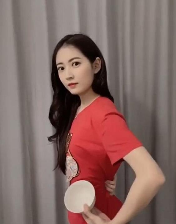 「关晓彤」娱乐圈的女星为了证明自己有多瘦用碗和口红,看看有多拼