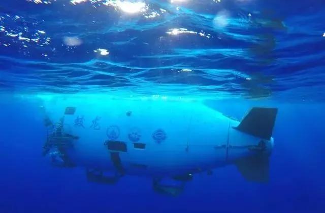 马里亚纳海沟■机器人在8000米深海考察，无意中拍摄到的画面，颠覆人们认知