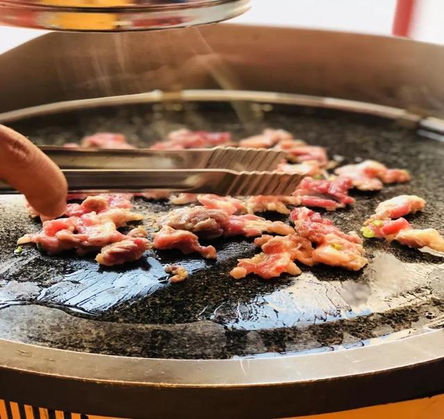 烤肉|吃烤肉时,服务员问你“要不要换纸”,是种暗示,不懂很尴尬